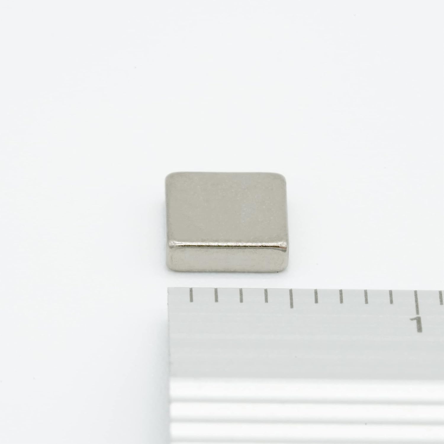 【防錆】強力ネオジム磁石 5ｍｍ × 5mm × 1.5mm 100個セット N35 特殊4層メッキ DIY 小型 角型 工業用 キッチン 浴室 室外 事務所 多用途 KYOKEI