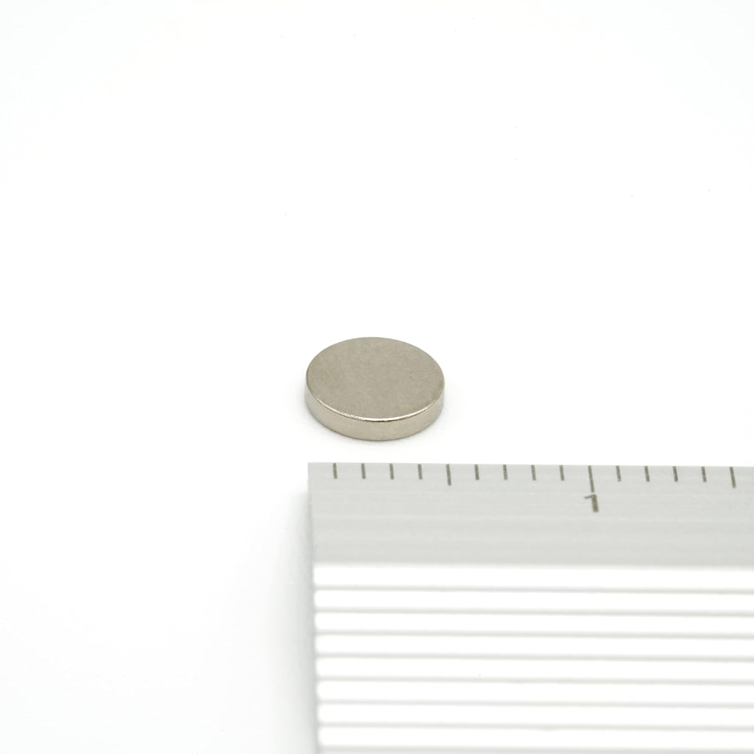 【市販最高グレード】【防錆】強力ネオジム磁石 5ｍｍ ×1mm 特殊4層メッキ N54 100個セット DIY 小型 丸型 工業用 キッチン 浴室 室外 事務所 多用途 KYOKEI (100)