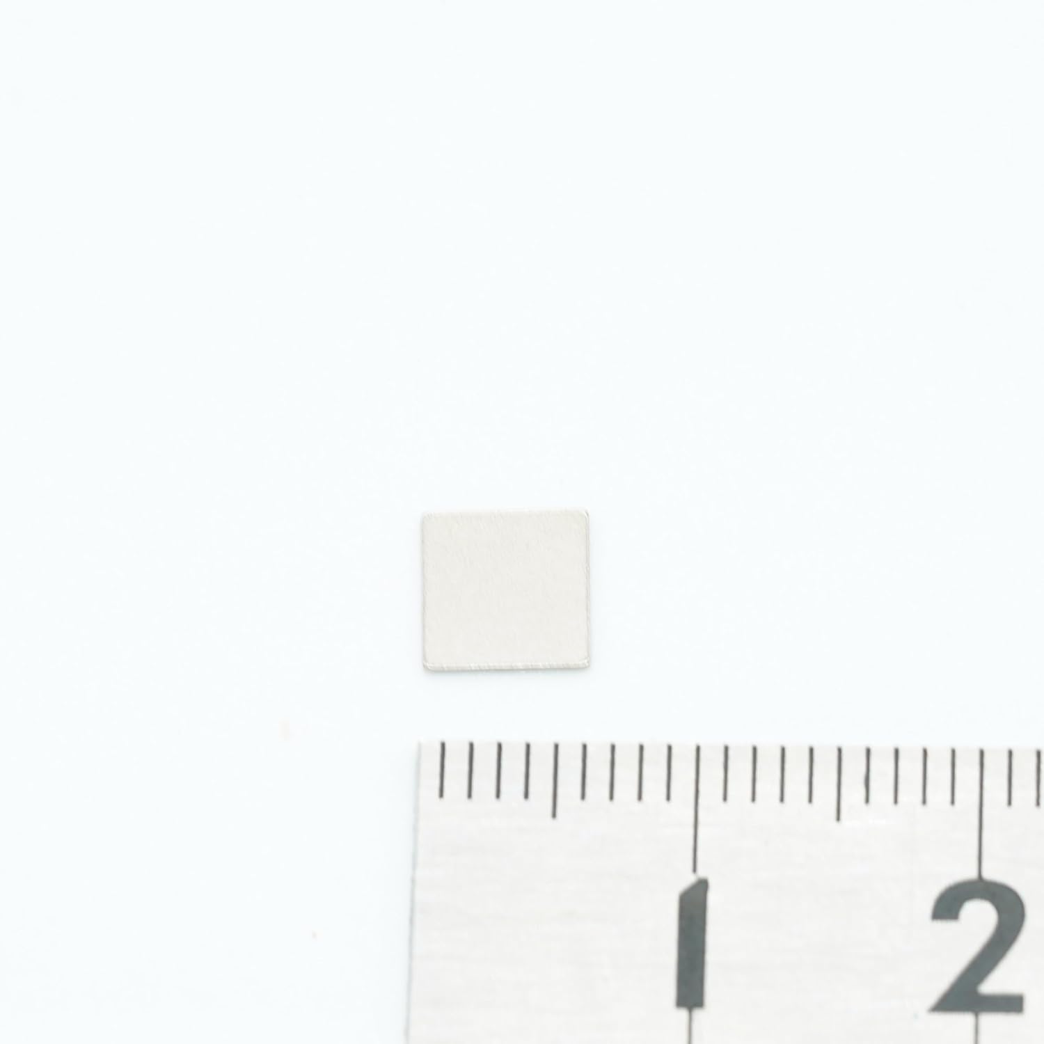 【市販最高グレード】N54 【防錆】強力ネオジム磁石 6mm×6mm×0.5mm, (寸法公差±0.05) 特殊4層メッキ DIY 小型 丸型 工業用 キッチン 浴室 室外 事務所 多用途 KYOKEI (100)