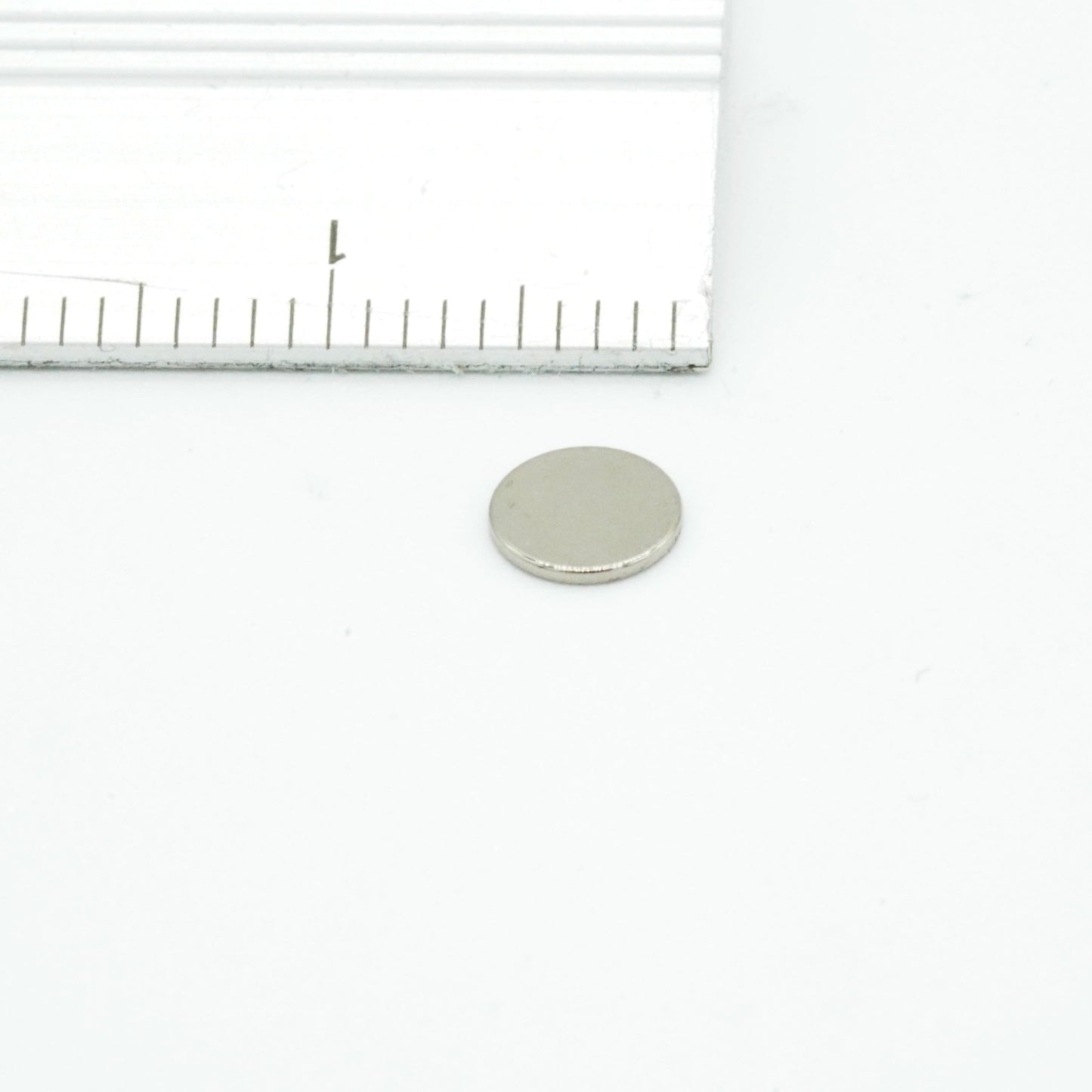 【市販最高グレード】【防錆】強力ネオジム磁石 5ｍｍ ×0.5mm 特殊4層メッキ N54 50個セット DIY 小型 丸型 工業用 キッチン 浴室 室外 事務所 多用途 KYOKEI