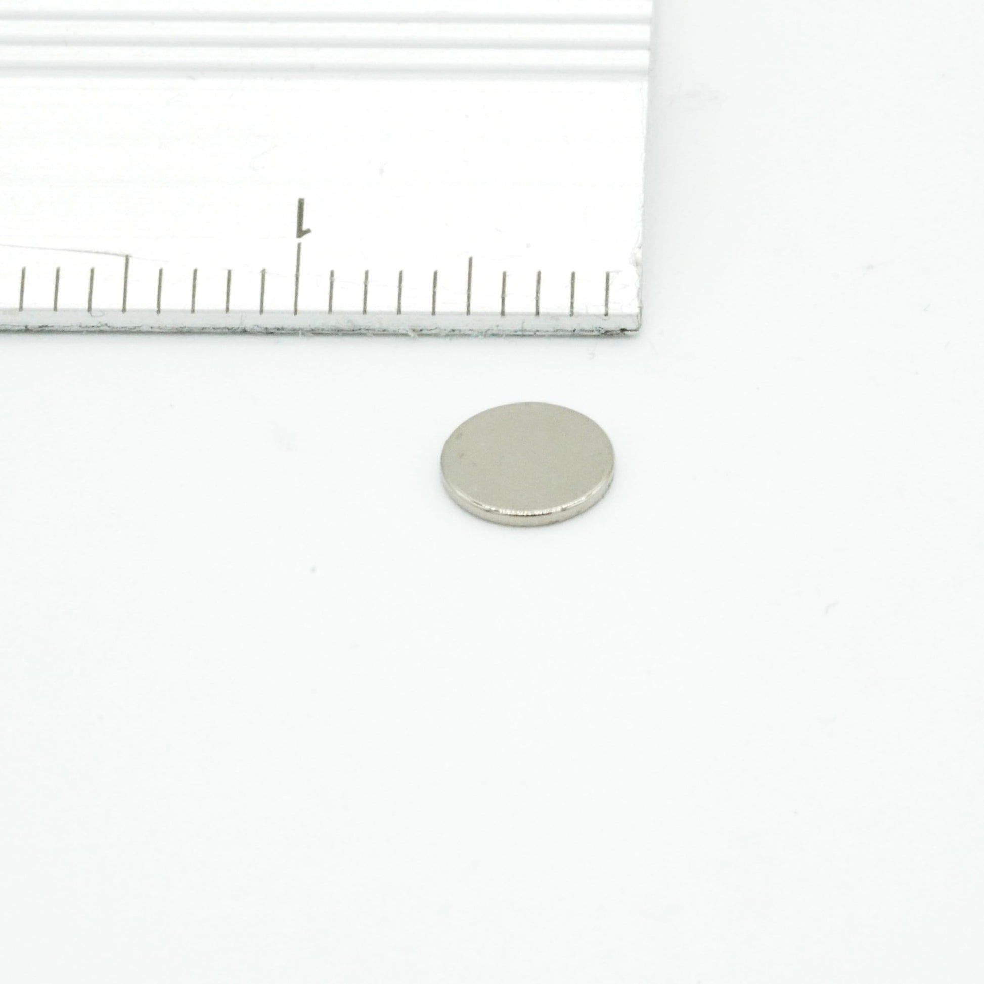 【市販最高グレード】【防錆】強力ネオジム磁石 5ｍｍ ×0.5mm 特殊4層メッキ N54 50個セット DIY 小型 丸型 工業用 キッチン 浴室 室外 事務所 多用途 KYOKEI