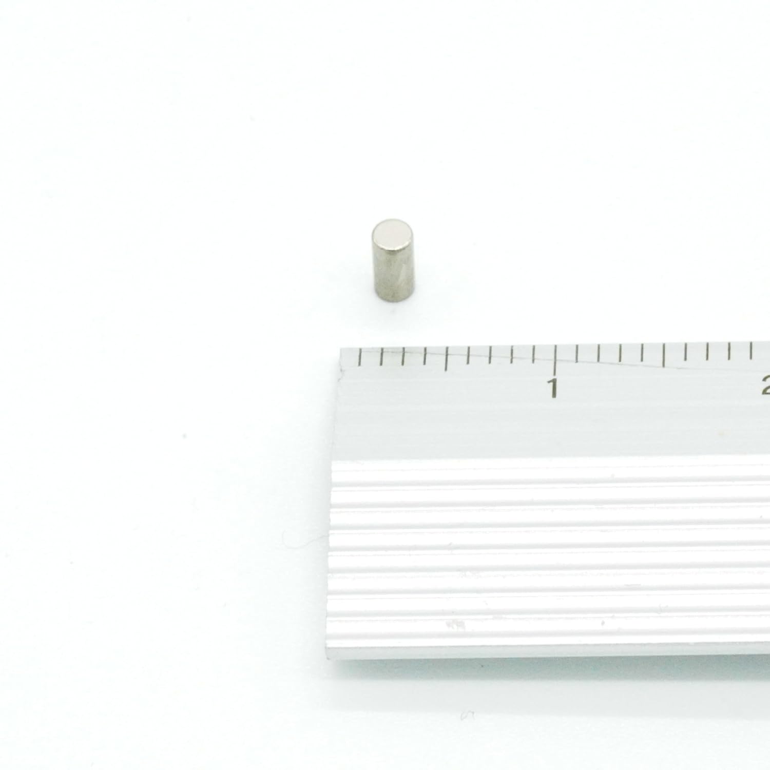 【市販最高グレード】【防錆】強力ネオジム磁石 2ｍｍ ×4mm 特殊4層メッキ N54 DIY 小型 丸型 工業用 キッチン 浴室 室外 事務所 多用途 KYOKEI (30)