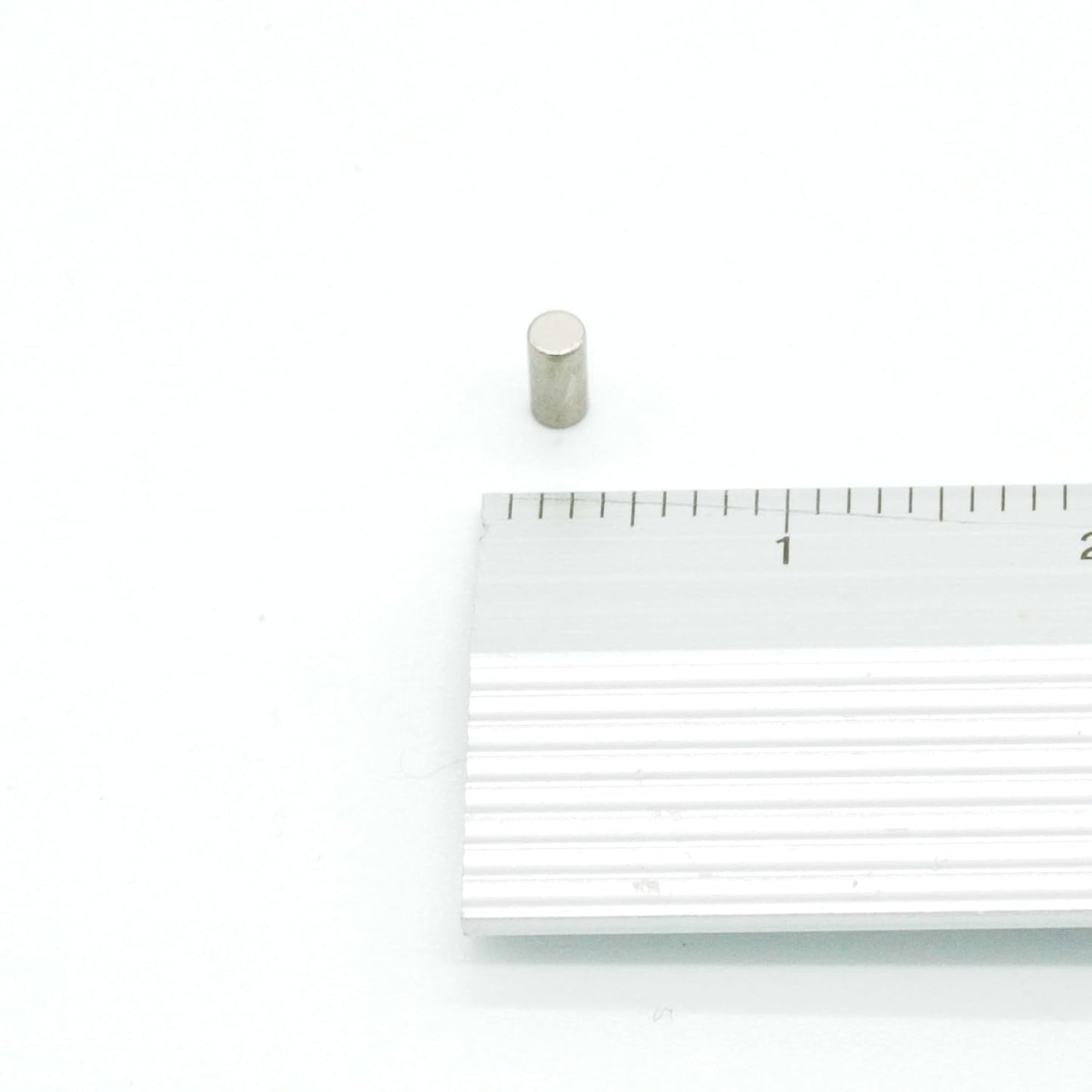 【市販最高グレード】【防錆】強力ネオジム磁石 2ｍｍ ×4mm N54グレード 特殊4層メッキ 【 50個セット】DIY 小型 丸型 工業用 キッチン 浴室 室外 事務所 多用途 KYOKEI