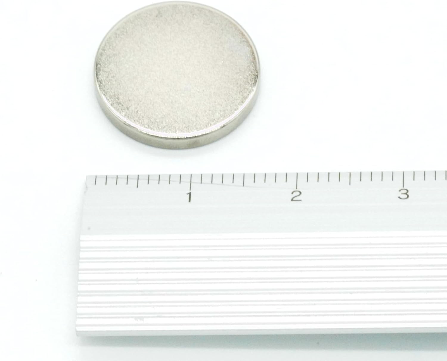 【防錆】強力ネオジム磁石 16ｍｍ × 2mm N35 100個セット 特殊4層メッキ DIY 小型 丸型 工業用 キッチン 浴室 室外 事務所 多用途 KYOKEI