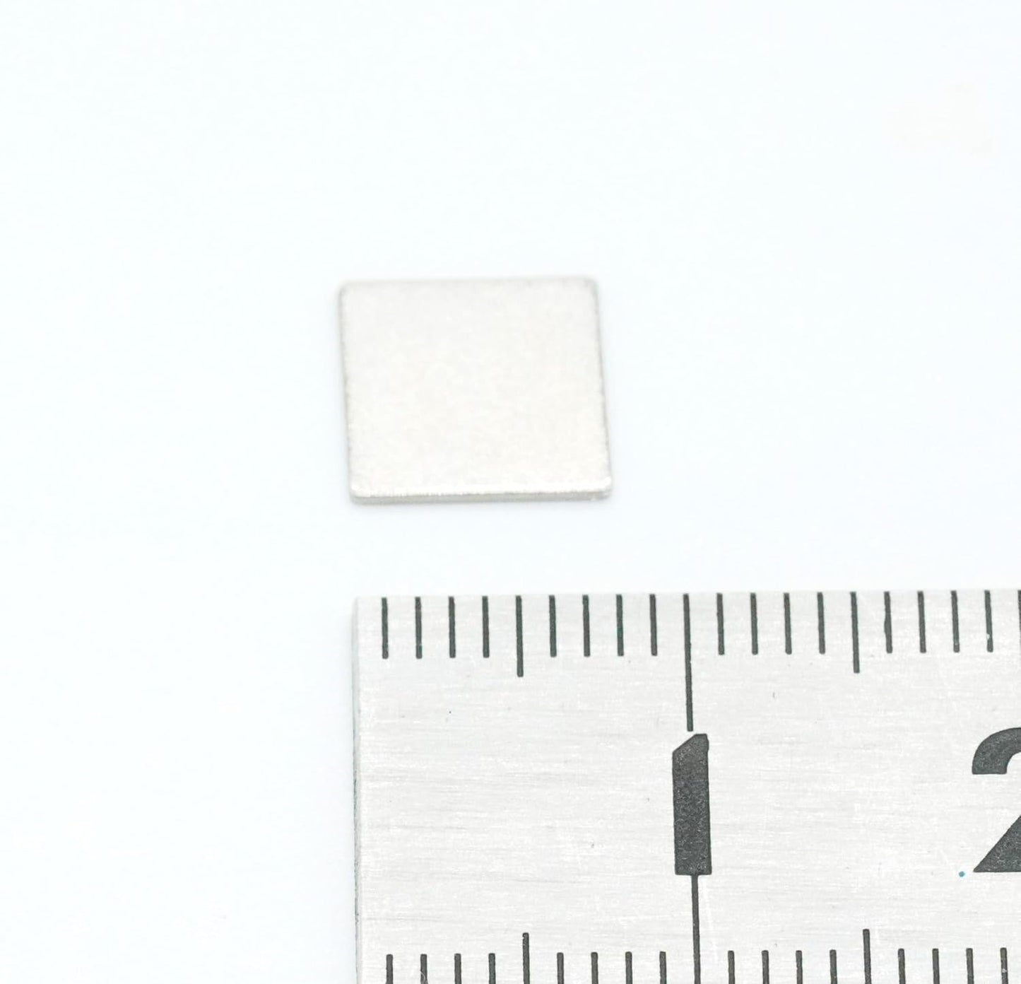 【市販最強ネオジム磁石 N54】8 x 8 x 0.5（mm）寸法公差±0.05 【防錆特殊4層メッキ】DIY 小型 丸型 工業用 キッチン 浴室 室外 事務所 多用途 KYOKEI (100)