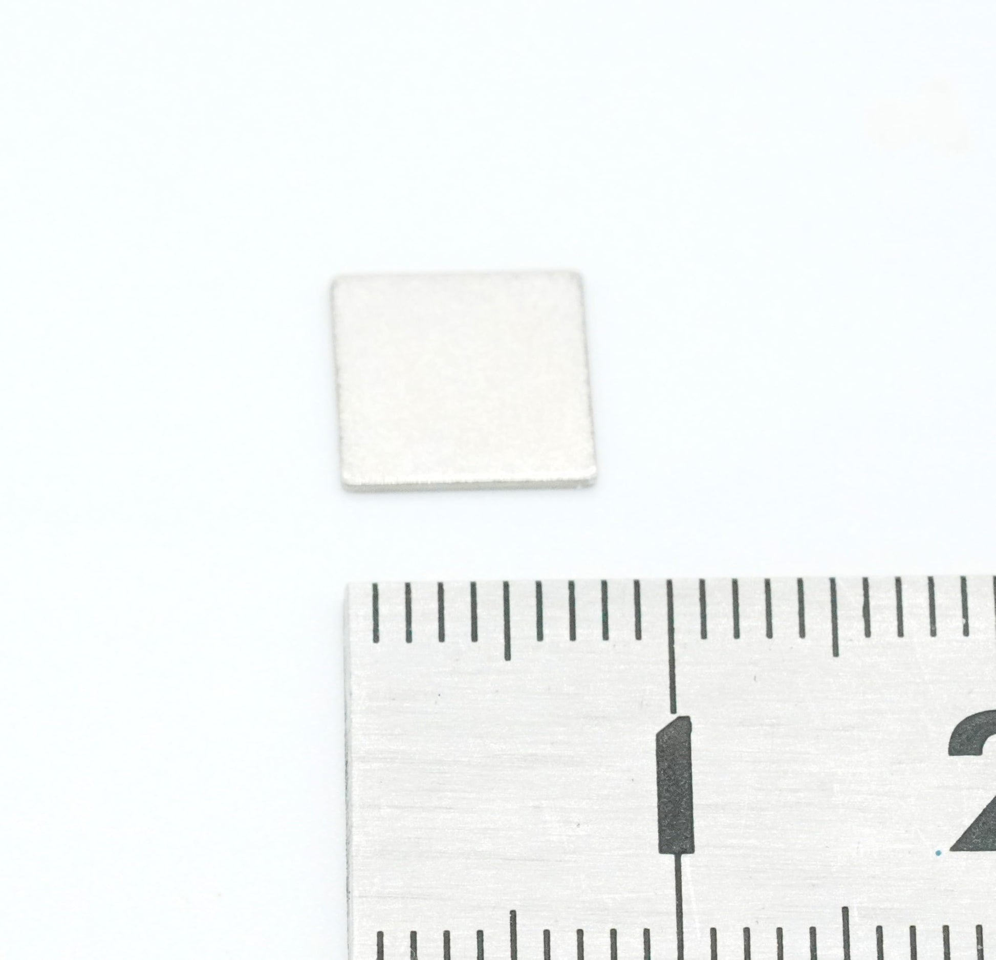 【市販最強ネオジム磁石 N54】8 x 8 x 0.5（mm）寸法公差±0.05 【防錆特殊4層メッキ】DIY 小型 丸型 工業用 キッチン 浴室 室外 事務所 多用途 KYOKEI (10)
