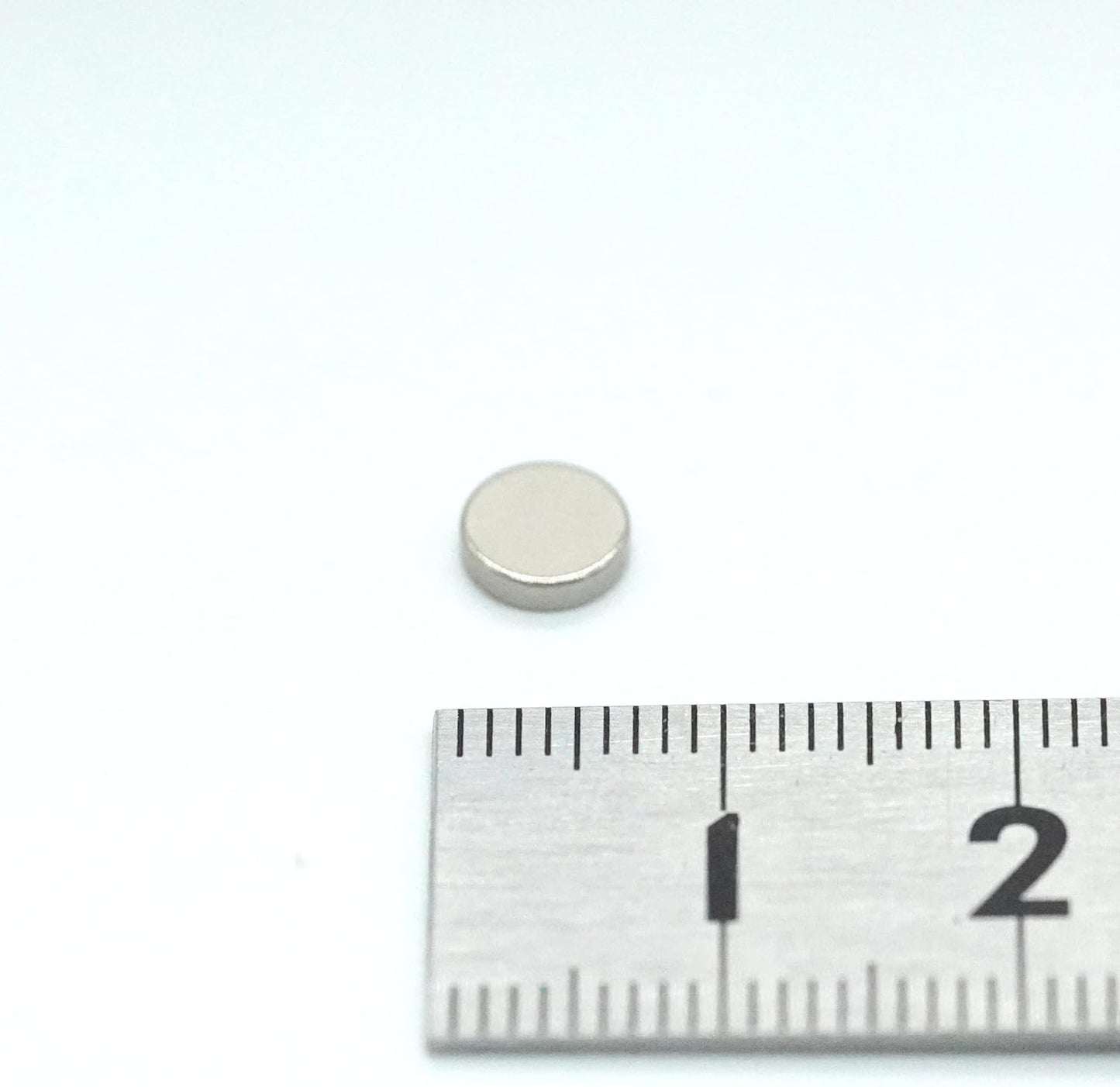 【市販最高グレード】N54 強力ネオジム磁石, Φ 6 × 1.5（mm）, (寸法公差±0.05) 【特殊防錆4層メッキ】外径6mm ｘ 厚さ1.5mm、 DIY 小型 丸型 工業用 キッチン 浴室 室外 事務所 多用途 KYOKEI (50)