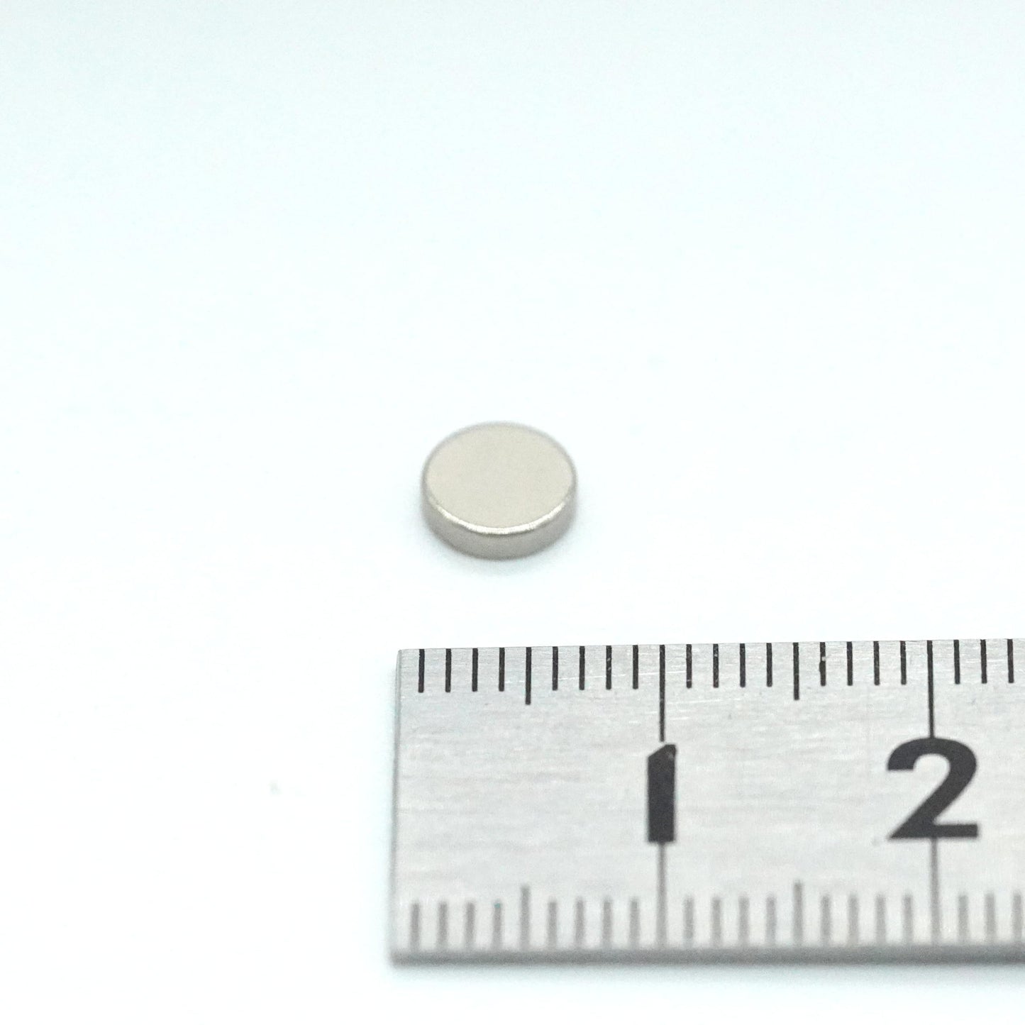 【市販最高グレード】N54 強力ネオジム磁石, Φ 6 × 1.5（mm）, (寸法公差±0.05) 【特殊防錆4層メッキ】外径6mm ｘ 厚さ1.5mm、 DIY 小型 丸型 工業用 キッチン 浴室 室外 事務所 多用途 KYOKEI (30)