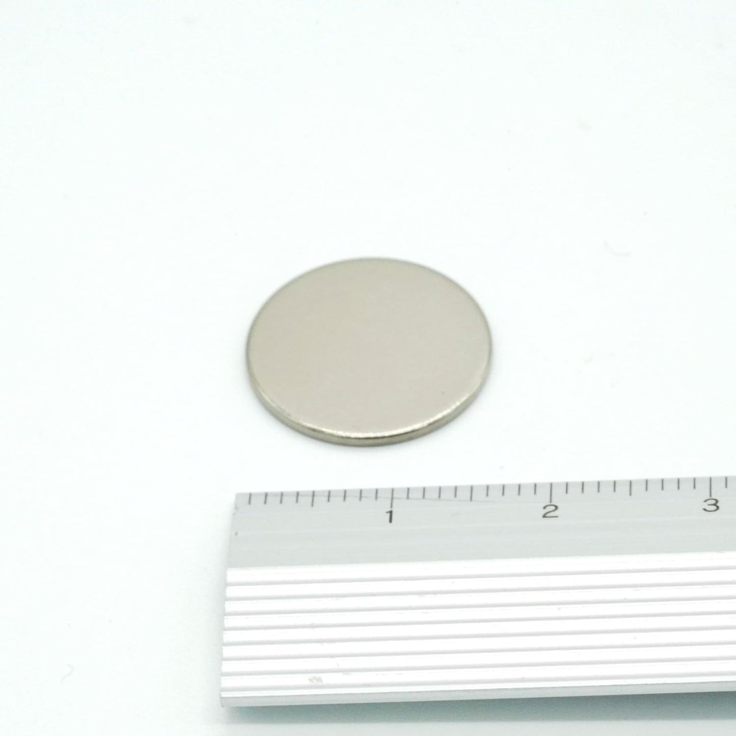 【防錆】強力ネオジム磁石 16ｍｍ × 1mm N35 50個セット 特殊4層メッキ DIY 小型 丸型 工業用 キッチン 浴室 室外 事務所 多用途 KYOKEI