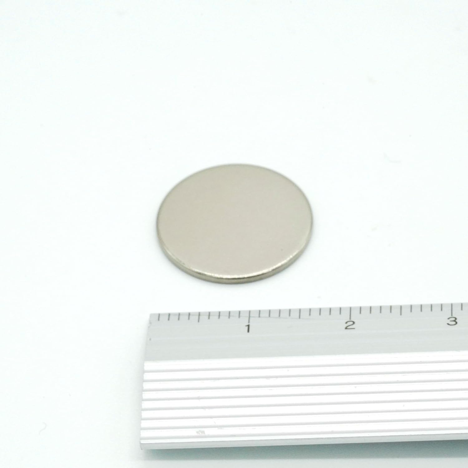 【防錆】強力ネオジム磁石 16ｍｍ × 1mm N35 50個セット 特殊4層メッキ DIY 小型 丸型 工業用 キッチン 浴室 室外 事務所 多用途 KYOKEI